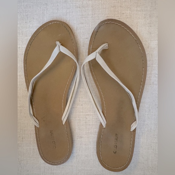 5 for $25 Old Navy White and Tan Flip Flops Slide Sandals Thong Faux Leather 7 - Picture 1 of 8